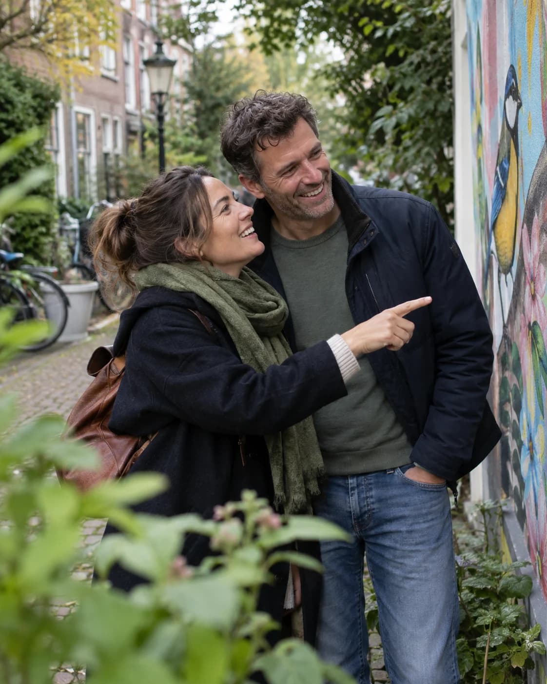 Sfeerbeeld van twee partners die samen een onverwachte plek ontdekken