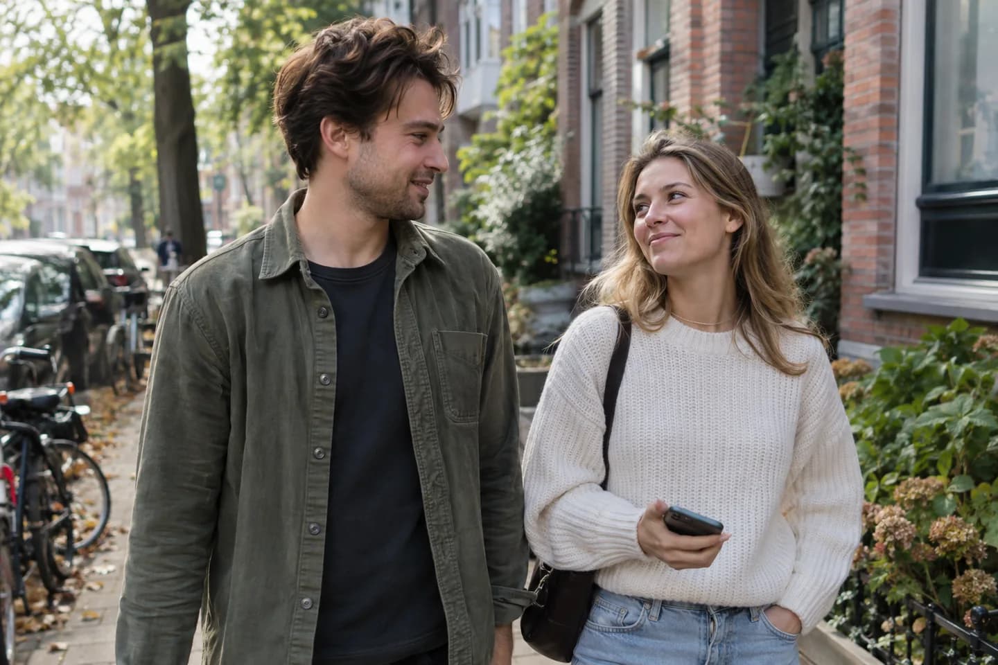Een stel ontdekt samen de stad tijdens een wandeling