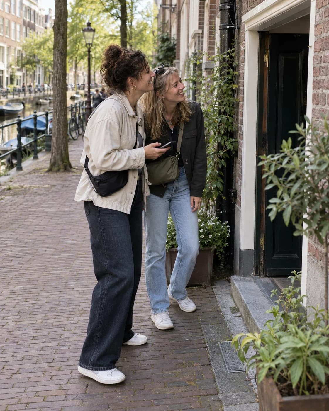 Een stel kijkt samen rond tijdens een stedentrip