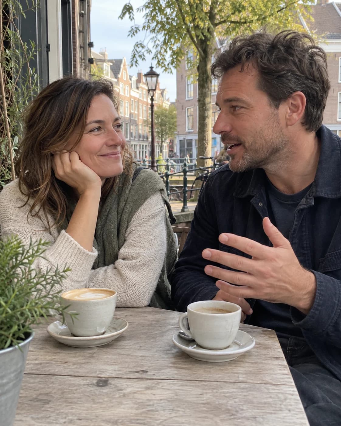 Sfeerbeeld van een stel dat bij een café de tijd neemt voor elkaar