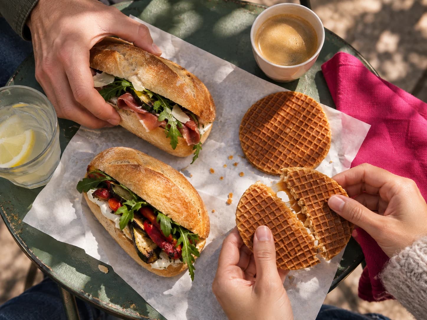 Hartige broodjes en verse stroopwafels om samen te proeven