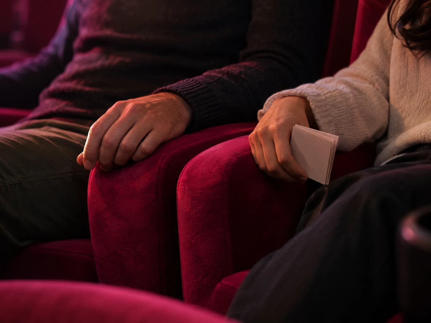 Twee mensen zitten naast elkaar in een filmzaal