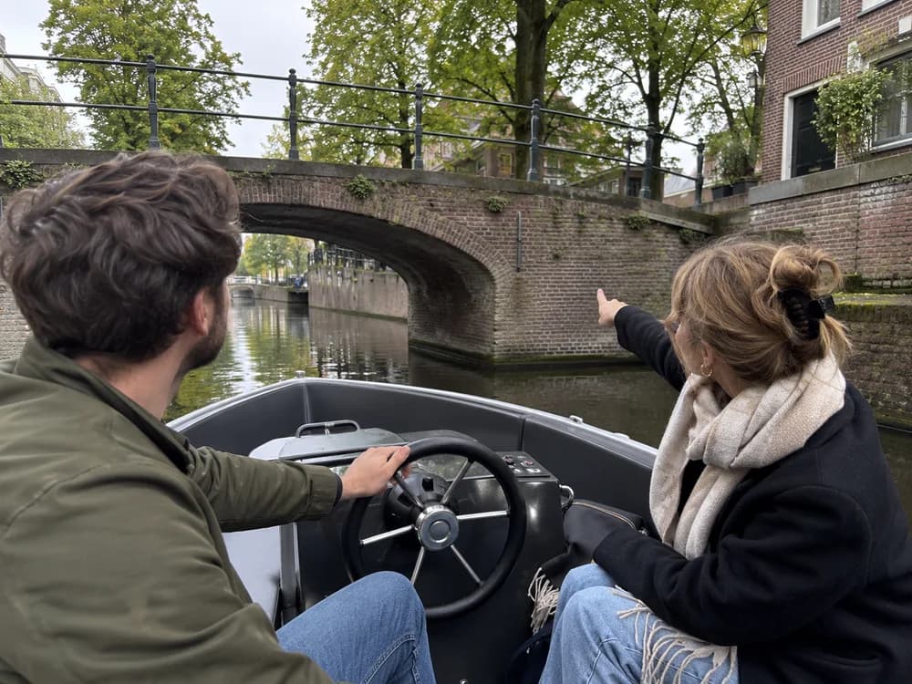 Illustratief sfeerbeeld: samen varen in een kleine elektrische sloep.
