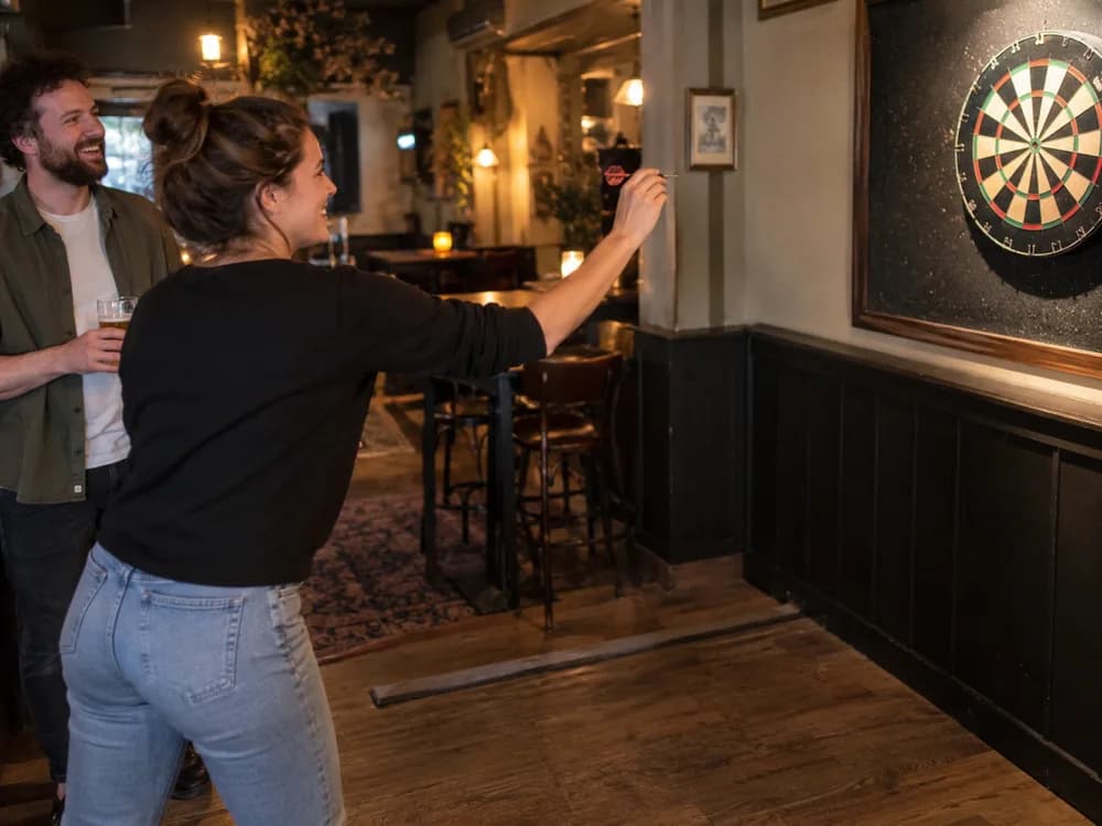 Illustratief sfeerbeeld: samen een potje darts spelen.