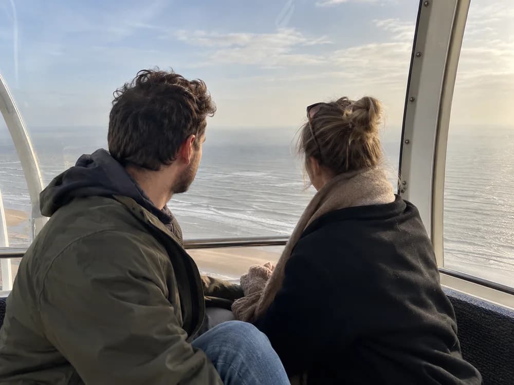 Illustratief sfeerbeeld: Samen vanuit de hoogte naar zee kijken
