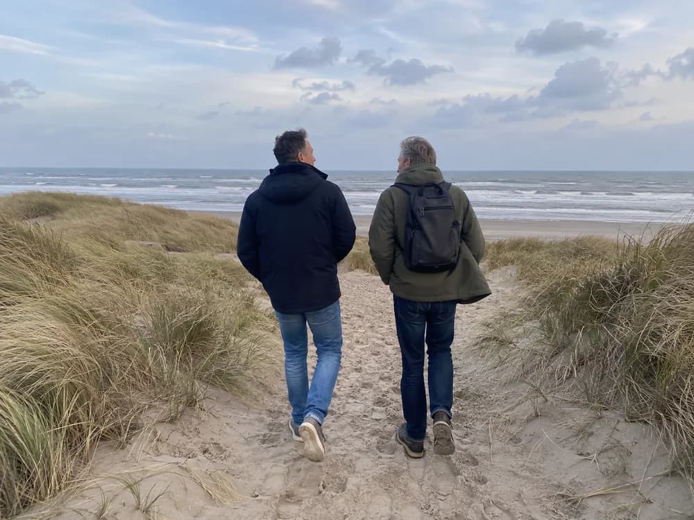 Illustratief sfeerbeeld: Samen door het duinlandschap wandelen