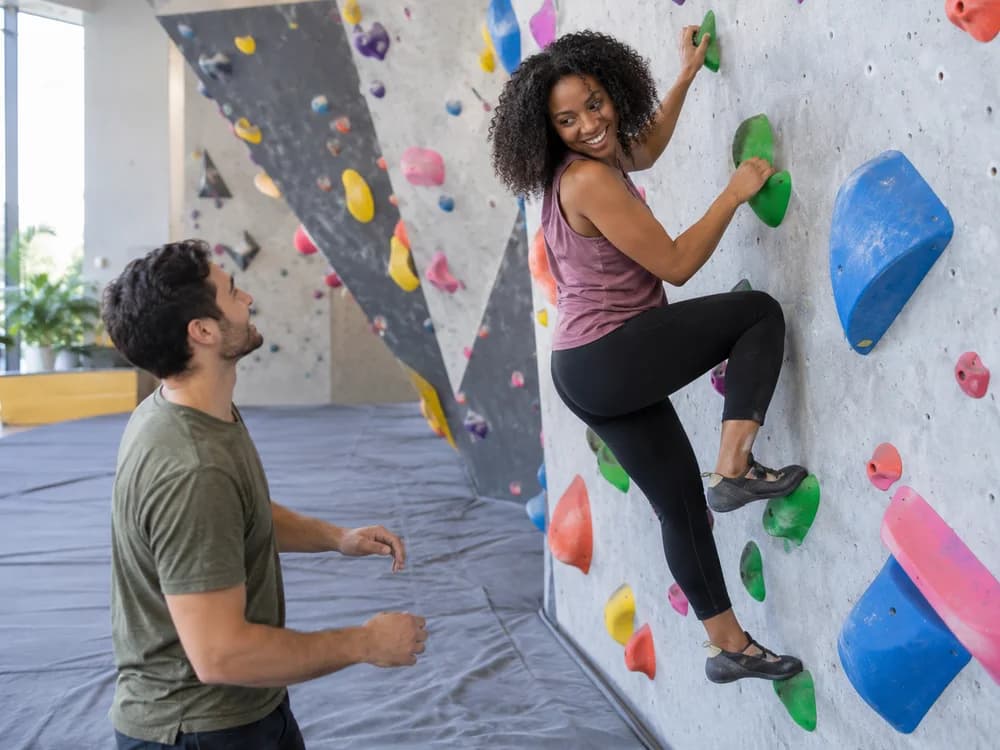 Illustratief sfeerbeeld: Samen een boulderroute uitproberen