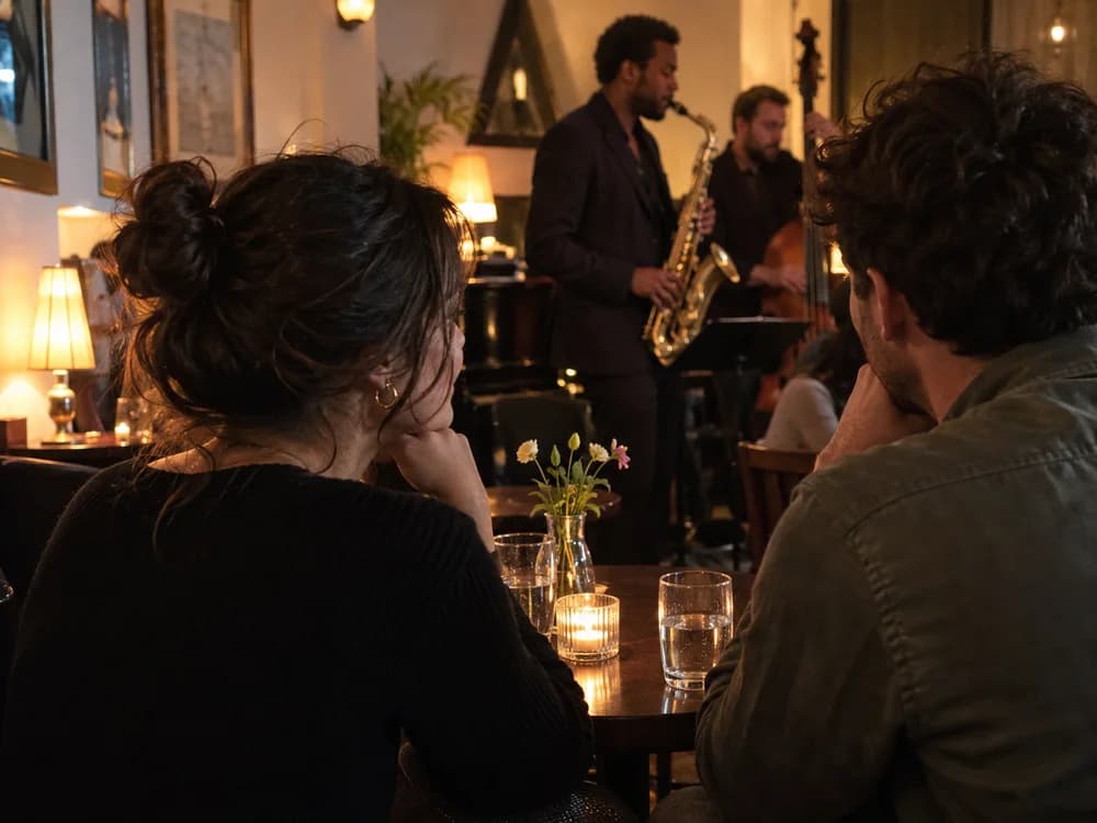 Illustratief sfeerbeeld: Samen luisteren naar livemuziek op een caféavond
