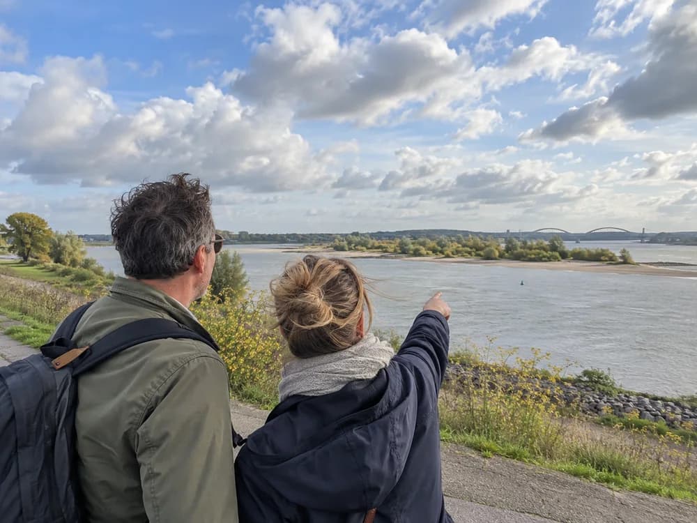 Illustratief sfeerbeeld: Samen het rivierlandschap bekijken