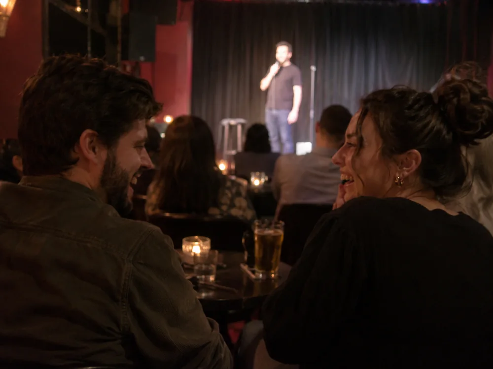 Illustratief sfeerbeeld: samen lachen tijdens een stand-upavond.