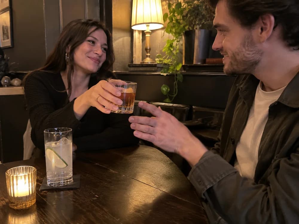 Illustratief sfeerbeeld: Samen iets drinken aan een gezellige bar