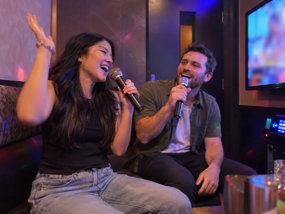 Illustratief sfeerbeeld: samen zingen in een privéruimte voor karaoke.