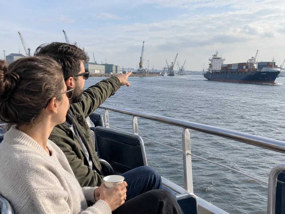 Illustratief sfeerbeeld: samen vanaf een rondvaartboot naar de haven kijken.