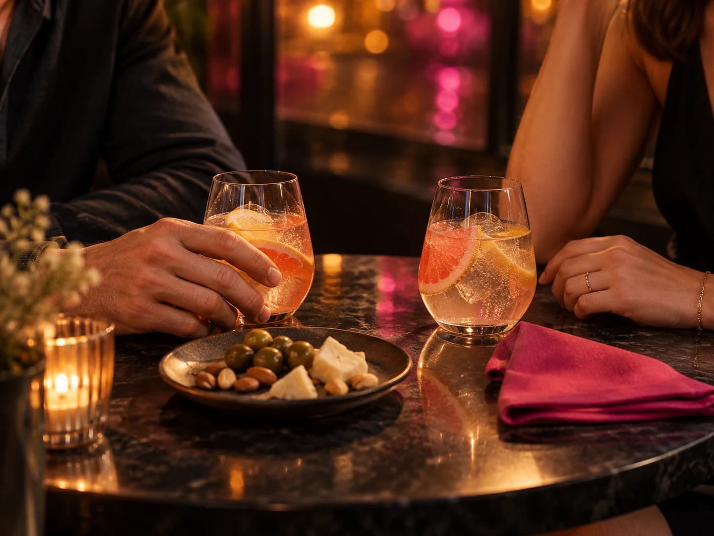 Twee drankjes bij sfeervol avondlicht na samen eten